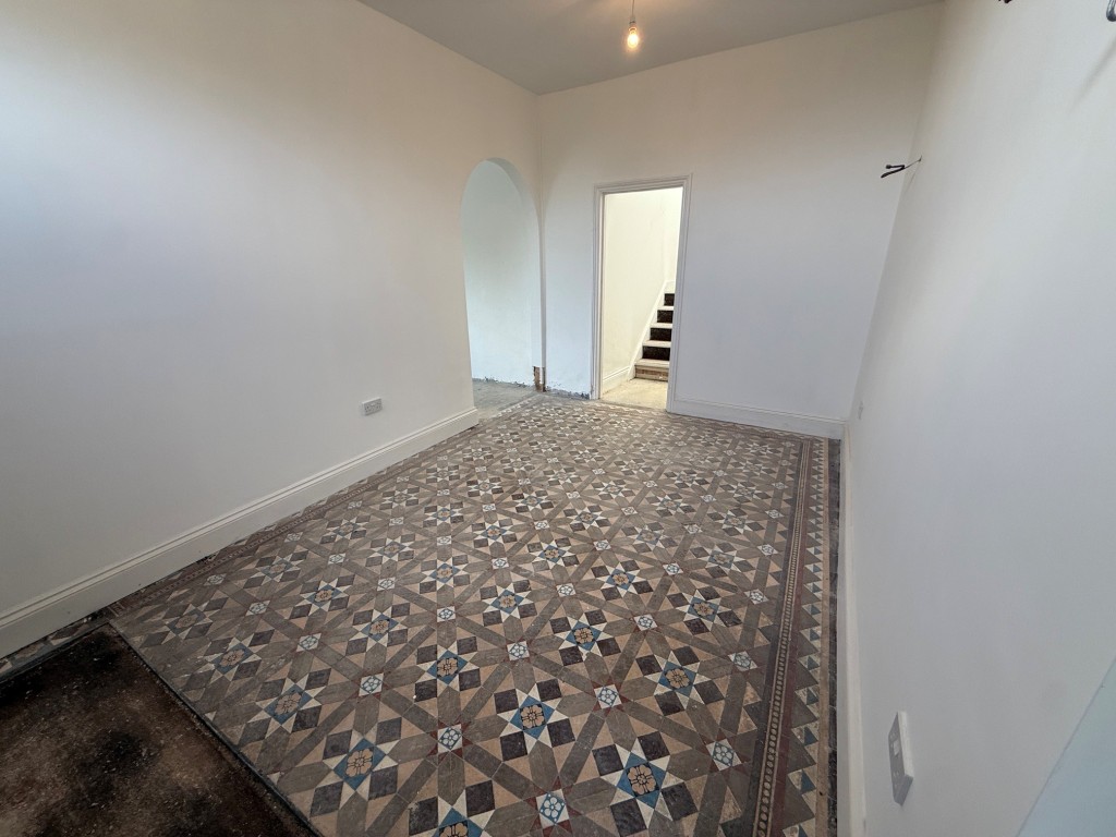 Lot: 172 - DETACHED HOUSE WITH STUNNING VIEWS - Hallway with original floor